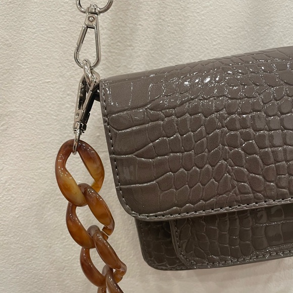 HVISK Cayman Mini Crossbody Bag Grey Embossed Bag With Extra Link Strap - Picture 3 of 10